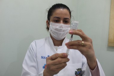  Vacina&ccedil;&atilde;o para pessoas de 32 anos ou mais segue at&eacute; &agrave;s 20h em I&ccedil;ara