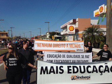 Professores realizam manifesta&ccedil;&atilde;o em Balne&aacute;rio Rinc&atilde;o