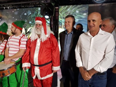 Papai Noel chega e encanta o Balne&aacute;rio Rinc&atilde;o