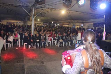 Festa da Tainha recebe milhares de pessoas