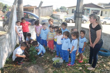 Alunos do CEI Sonho Infantil plantam mudas de &aacute;rvore