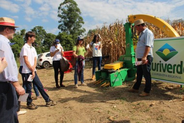 Fazenda Experimental Unibave reúne pessoas em Dia de Campo