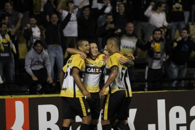Crici&uacute;ma supera o Paran&aacute; e vence a terceira seguida