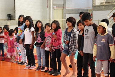 Alunos do Colégio Unesc trocam experiências com índios da Escola Estadual Indígena Nhu Porã 