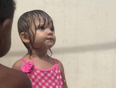 Crianças do CEI Afasc Santo Antonio se divertem com chuveirão