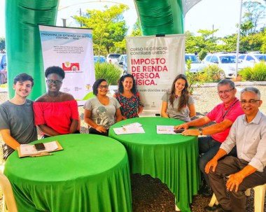 Ci&ecirc;ncias Cont&aacute;beis da Unesc realiza Imposto de Renda na Pra&ccedil;a