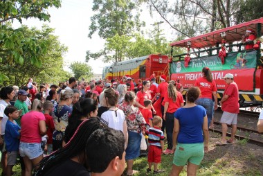 Trem de Natal da FTC distribui mais de 20 mil brinquedos