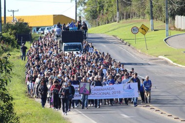 S&iacute;mbolos vocacionais chegam a Crici&uacute;ma durante Caminhada diocesana