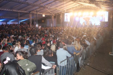 Festa da Tainha tem p&uacute;blico superior a 60 mil pessoas
