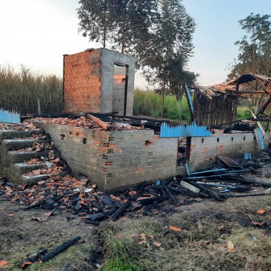 Casa &eacute; consumida pelo fogo no Bairro Po&ccedil;o Tr&ecirc;s em I&ccedil;ara (SC)