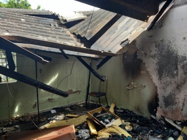 Corpo de Bombeirosv atende ocorrência de incêndio em residência em Rincão