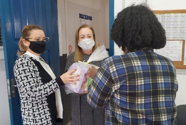 Estudantes da Rede Municipal de Cocal do Sul recebem kits da alimenta&ccedil;&atilde;o escolar   
