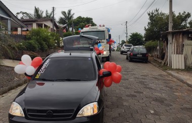 LEO Clube distribui presentes, doces e alegria pelas ruas de Cocal do Sul 