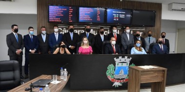 Vereadores, prefeita e vice- prefeito s&atilde;o empossados e Mesa Diretora &eacute; definida