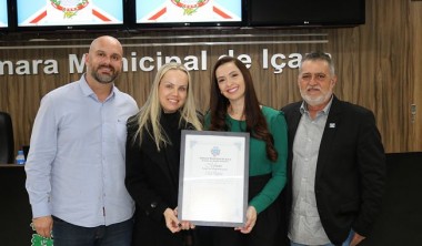 Maestrina do Coral Sementes do Amanh&atilde; recebe mo&ccedil;&atilde;o do Legislativo