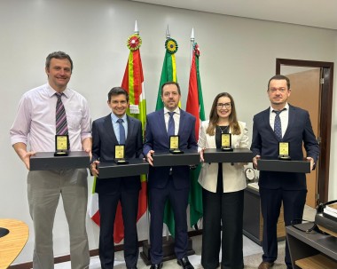 Promotores de Justi&ccedil;a s&atilde;o homenageados com medalha comemorativa de Crici&uacute;ma