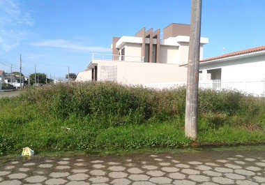 Proprietários de terrenos baldios são notificados em Balneário Rincão