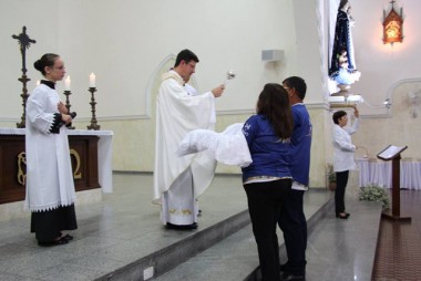 Nossa Senhora M&atilde;e dos Homens ganha novo vestido
