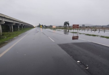 Chuvas causam nova interdi&ccedil;&atilde;o na pista Norte da BR-101 em Ararangu&aacute; (SC)