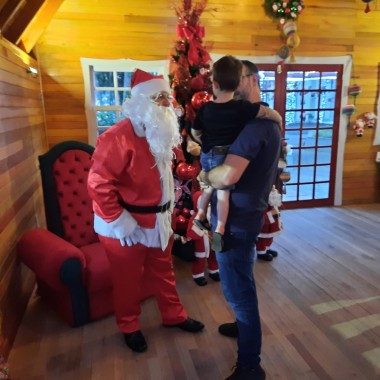 Papai Noel d&aacute; expediente em Casa Tem&aacute;tica na Pra&ccedil;a S&atilde;o Donato