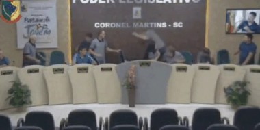 Pelo Estado: vereadores catarinenses viram manchete nacional