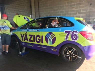 Carro quebra e prejudica Alex C&eacute; no Campeonato de Automobilismo em PR