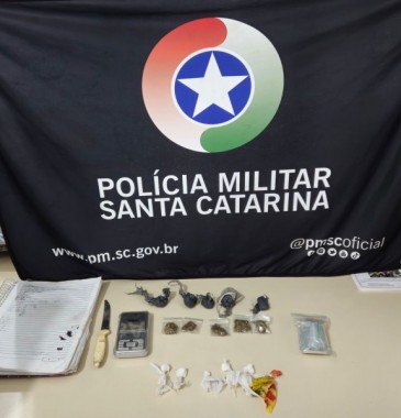 PM encontra maconha e coca&iacute;na com jovem e adolescente em Rinc&atilde;o (SC)
