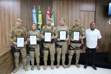 Policiais Militares de I&ccedil;ara (SC) recebem mo&ccedil;&otilde;es por ato de bravura