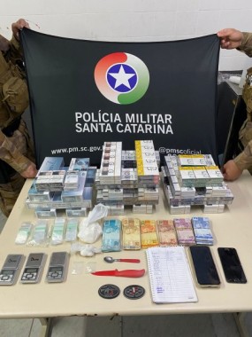 PM apreende droga, dinheiro e balan&ccedil;as de precis&atilde;o em Balne&aacute;rio Rinc&atilde;o (SC)