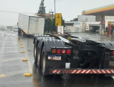 Carreta perde o eixo de semirreboque na Rodovia SC-445 em I&ccedil;ara (SC)