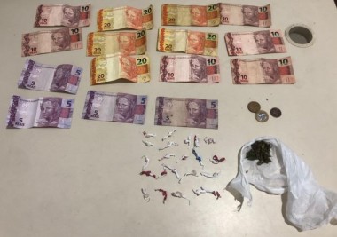 Pol&iacute;cia Militar prende trio por tr&aacute;fico de drogas em Balne&aacute;rio Rinc&atilde;o