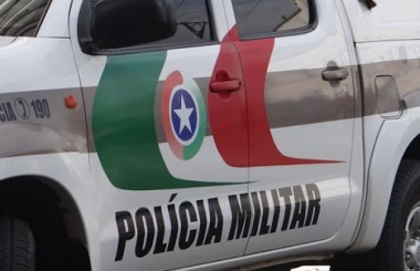 Duas pessoas com mandados de prisão ativos são detidas pela PM em Içara