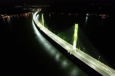 Ponte Anita Garibaldi ganha ilumina&ccedil;&atilde;o especial em alus&atilde;o ao Maio Amarelo