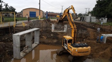 Ponte em construção na Rodovia Lino Zanolli em Vila São José recebe aduelas