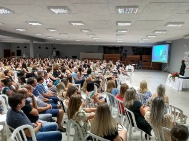 Palestra motivacional re&uacute;ne professores da rede municipal