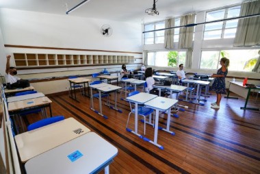 Mais de 70% dos profissionais da educa&ccedil;&atilde;o est&atilde;o com a vacina&ccedil;&atilde;o completa 