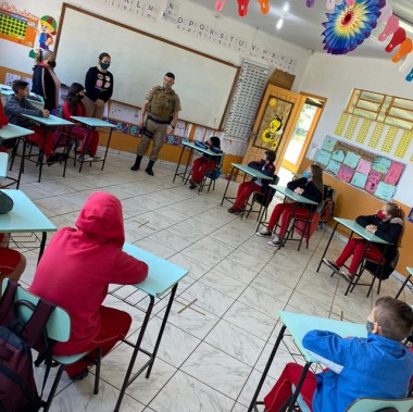Projeto Al&eacute;m dos Muros &eacute; desenvolvido na escola Maria Barcelos Puziski
