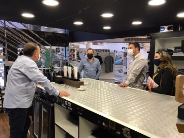 Anselmo Freitas e Alex Michels visitam com&eacute;rcio no Centro de I&ccedil;ara