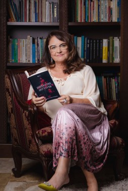 Psic&oacute;loga criciumense lan&ccedil;a primeiro livro: &ldquo;Instantes do Viver&rdquo;