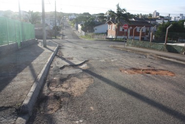 Rua Jos&eacute; Alencar continua tomada pelos buracos
