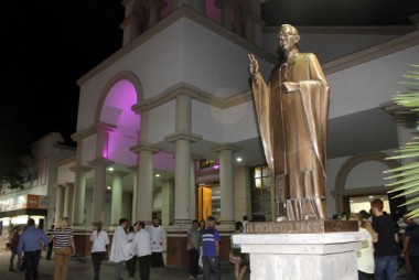 Óculos e cruz são furtados  da estátua de Padre Bernardo