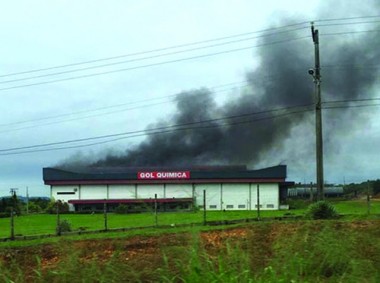 Incêndio atinge empresa química em Içara