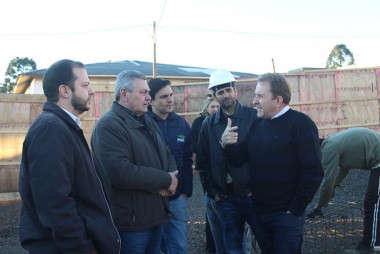 Deputado Comin visita obras do Centro Dia do Idoso