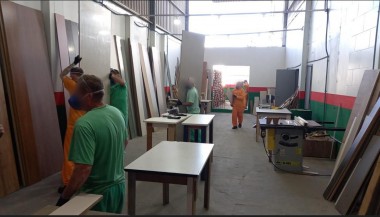 Reeducandos do Pres&iacute;dio de Ararangu&aacute; (SC) produzem m&oacute;veis para fam&iacute;lias do RS