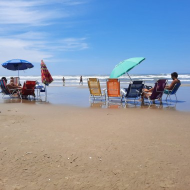 Quinta-feira de sol e vento na beira-mar de Balne&aacute;rio Rinc&atilde;o
