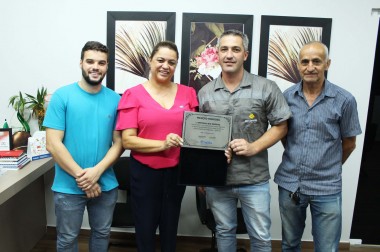Governo de Içara entrega placa de Menção Honrosa à Rio Deserto