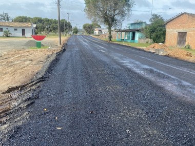 Mais um trecho da Rodovia Juvenal Jos&eacute; Silvano recebe asfalto em I&ccedil;ara (SC)
