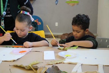 Alunos do Col&eacute;gio Satc confeccionam sacolas retorn&aacute;veis com curso de Design 