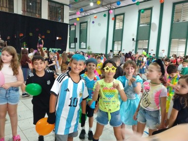 Música, fantasias e brincadeiras no Carnaval do Colégio Satc em Criciúma e Turvo