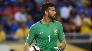 Alisson &eacute; expulso duas vezes e &aacute;rbitro volta atr&aacute;s no empate de Brasil e Equador